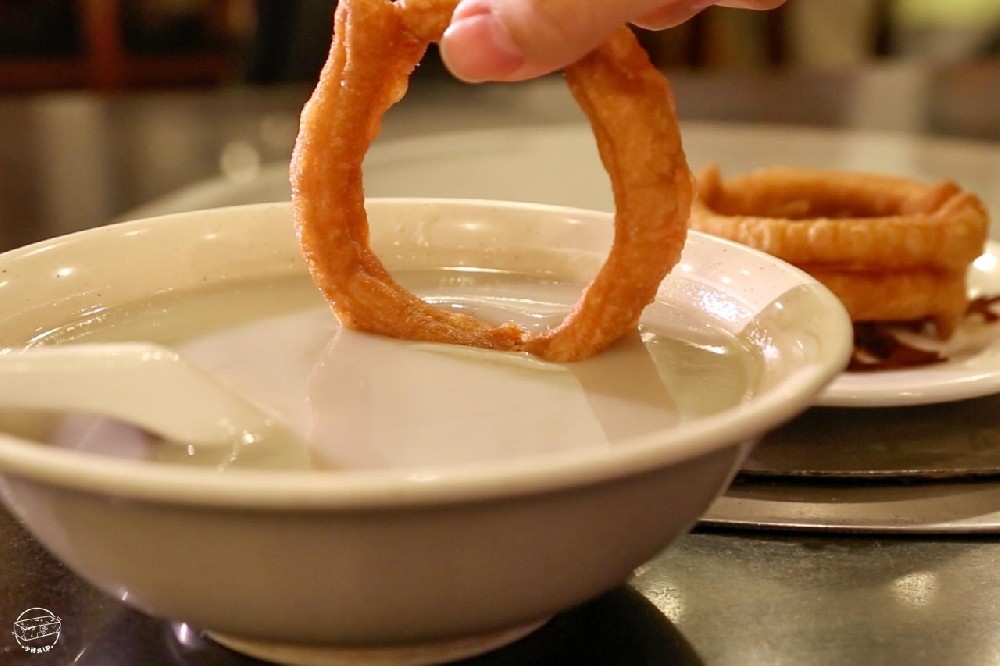 A Bowl of Douzhi: a Traditional Huguosi Snack