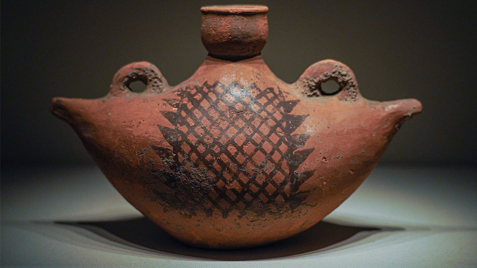 Cultural Relic: Boat-shaped Painted Clay Pot