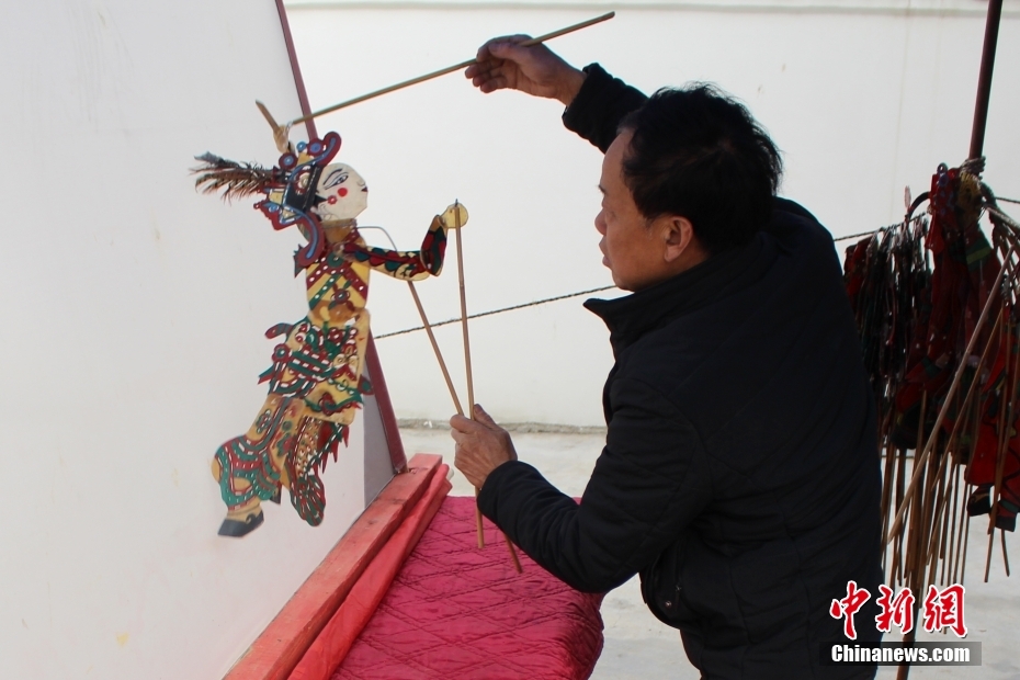 Henan man dedicated to passing on traditional Chinese shadow puppetry through innovation