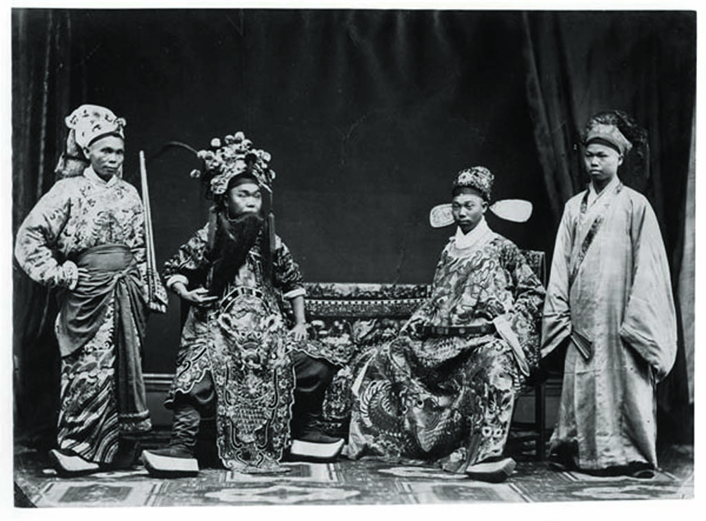 A_photo_of_theatrical_performance_taken_by_a_foreign_photographer_in_the_early_20th_century.jpg