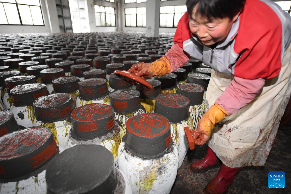 Rice wine produced with traditional method of brewing in Shaoxing, E China