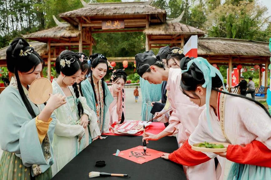 Visitors enjoy fresh spring tea in S China’s Hainan