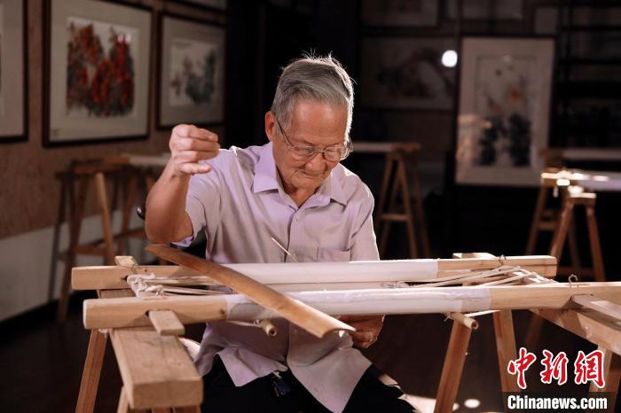 Nonagenarian folk artist devotes life to passing on Guangdong embroidery
