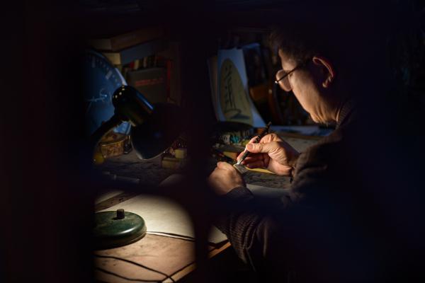 Artist works hard to innovate 3,700 year old art of seal carving