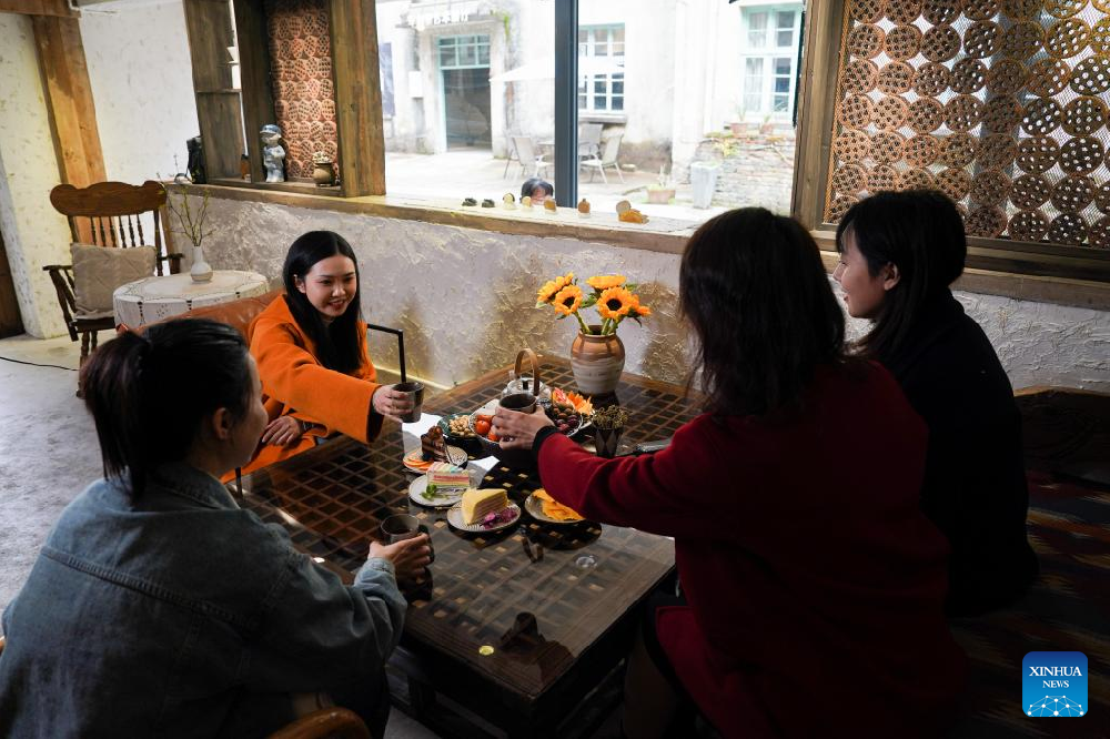 Innovative tea-making skills, ways of drinking tea grow popular in east China's Anhui