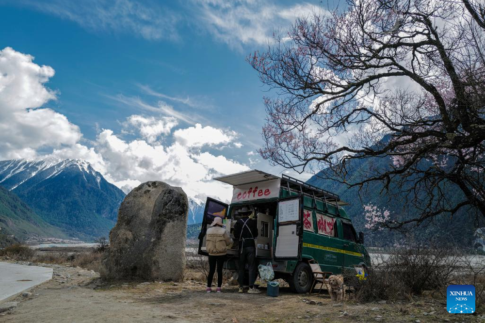 Across China: Savoring dream life in Tibet with a coffee van