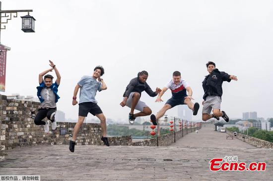 Young vloggers visited the Nanjing City Wall in Nanjing, Jiangsu Province. (Photo from Nanjing Broadcasting System)
