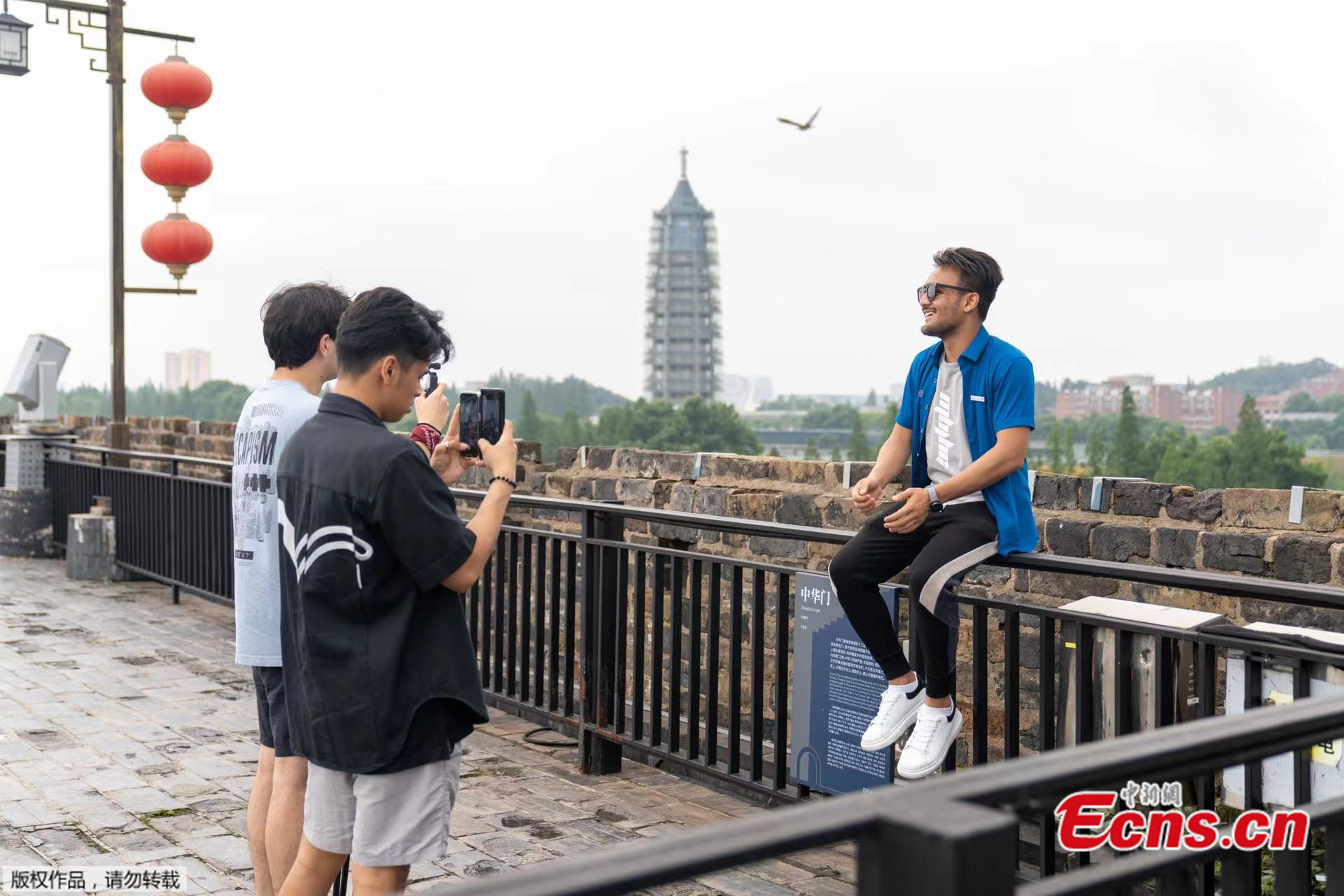 Young vloggers visited the Nanjing City Wall in Nanjing, Jiangsu Province. (Photo from Nanjing Broadcasting System)