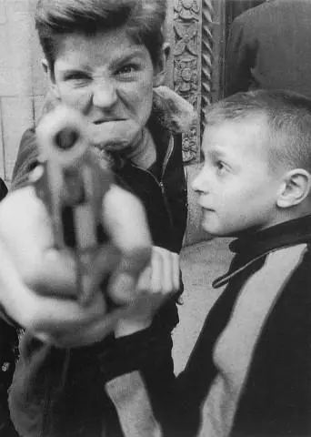 9 William Klein, Gun 1, 45.4×33.3cm photography, 1954