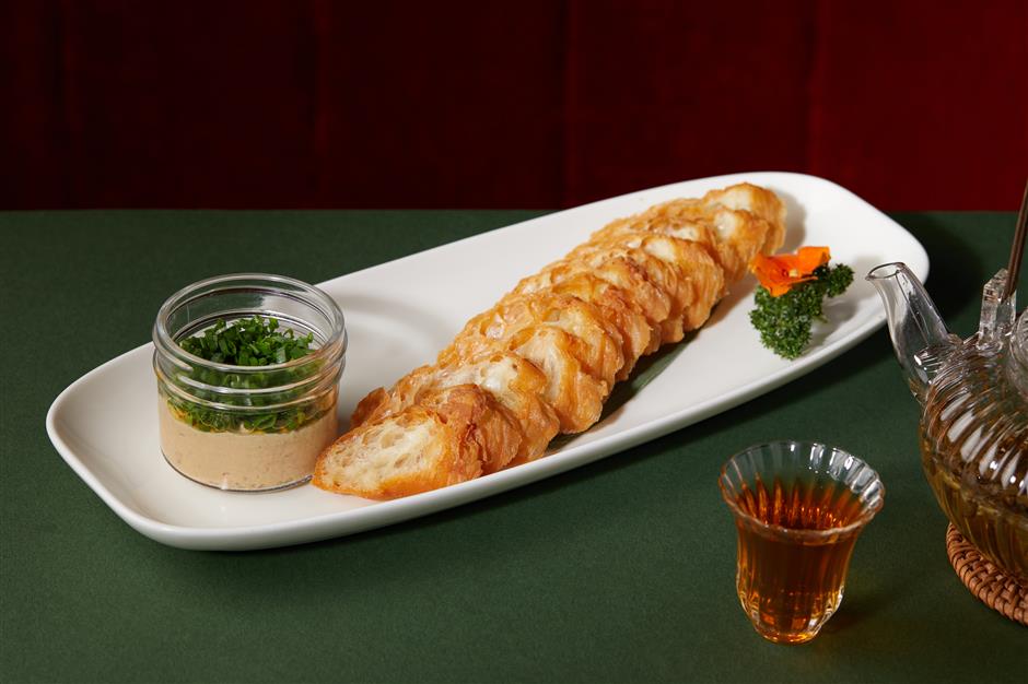 Indulge in Cantonese delicacies in an elegant setting