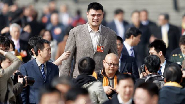 famous Chinese basketball player Yao Ming
