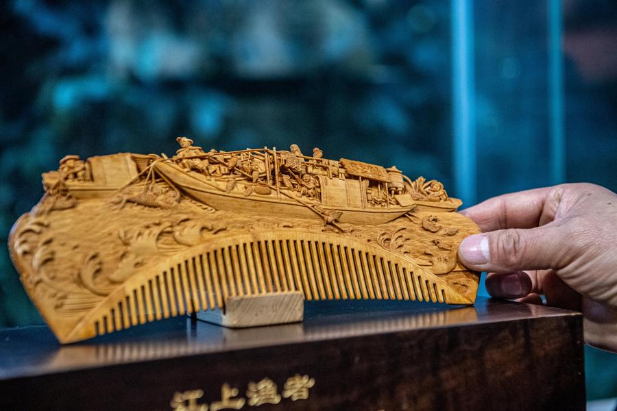 Tanmujiang wooden comb craft inheritor in SW China's Chongqing