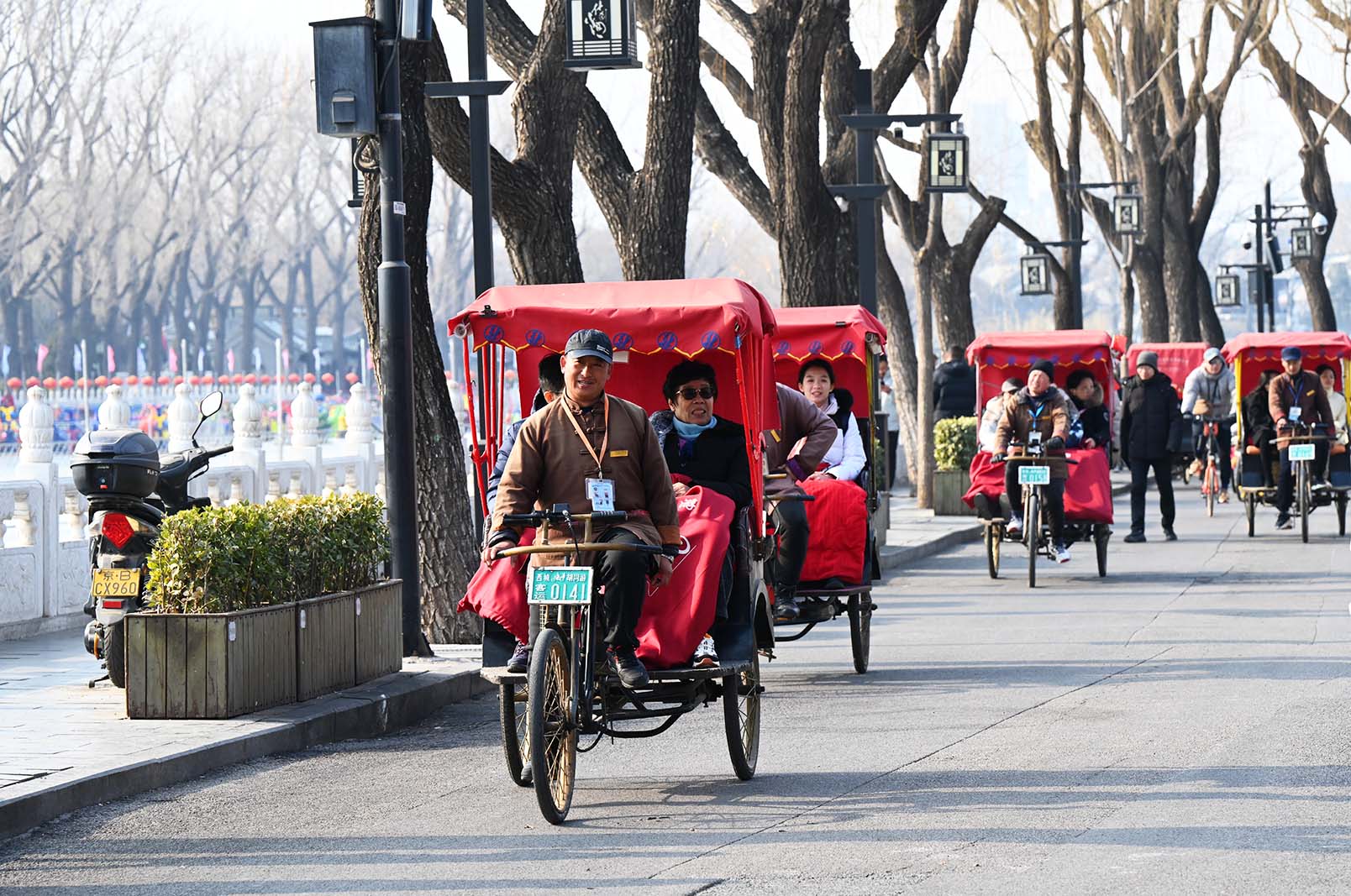 6-三轮车在什刹海两旁道路上来回穿梭，中外游人都乐意体验一回。.jpg