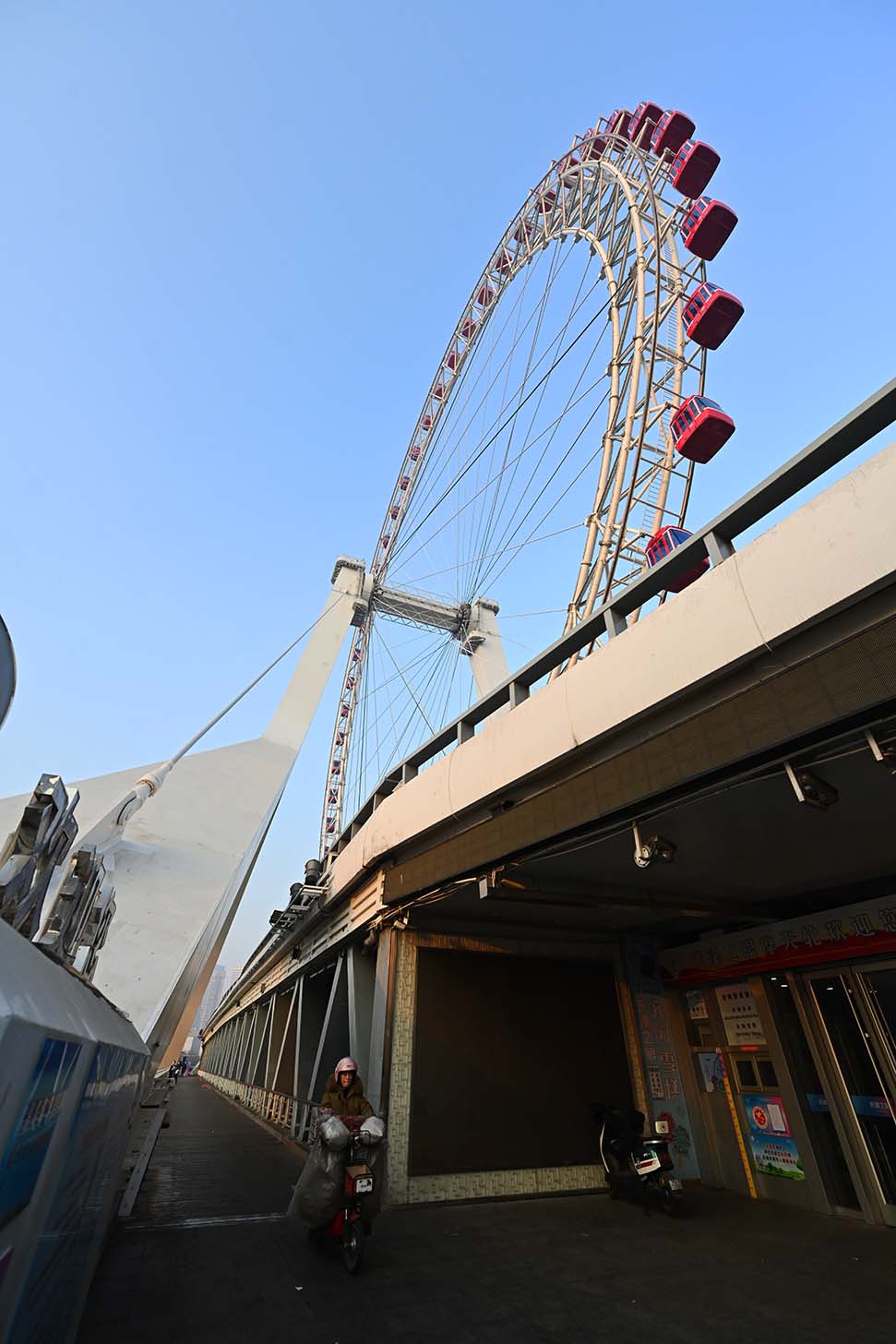 4-永乐桥上的摩天轮高入青云，是天津的著名地标性建筑。.jpg
