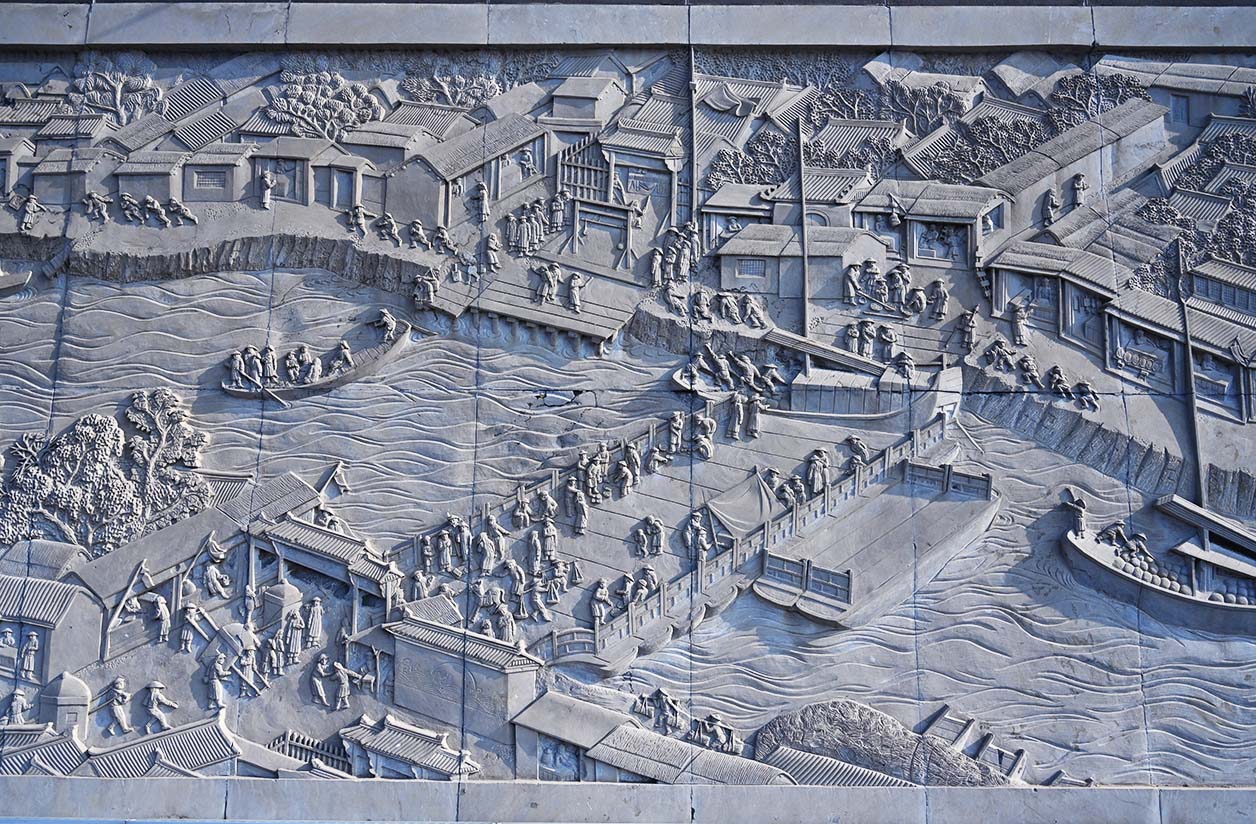 7-河边岸墙上雕刻着古代京杭大运河永乐桥段漕运的情景。.jpg