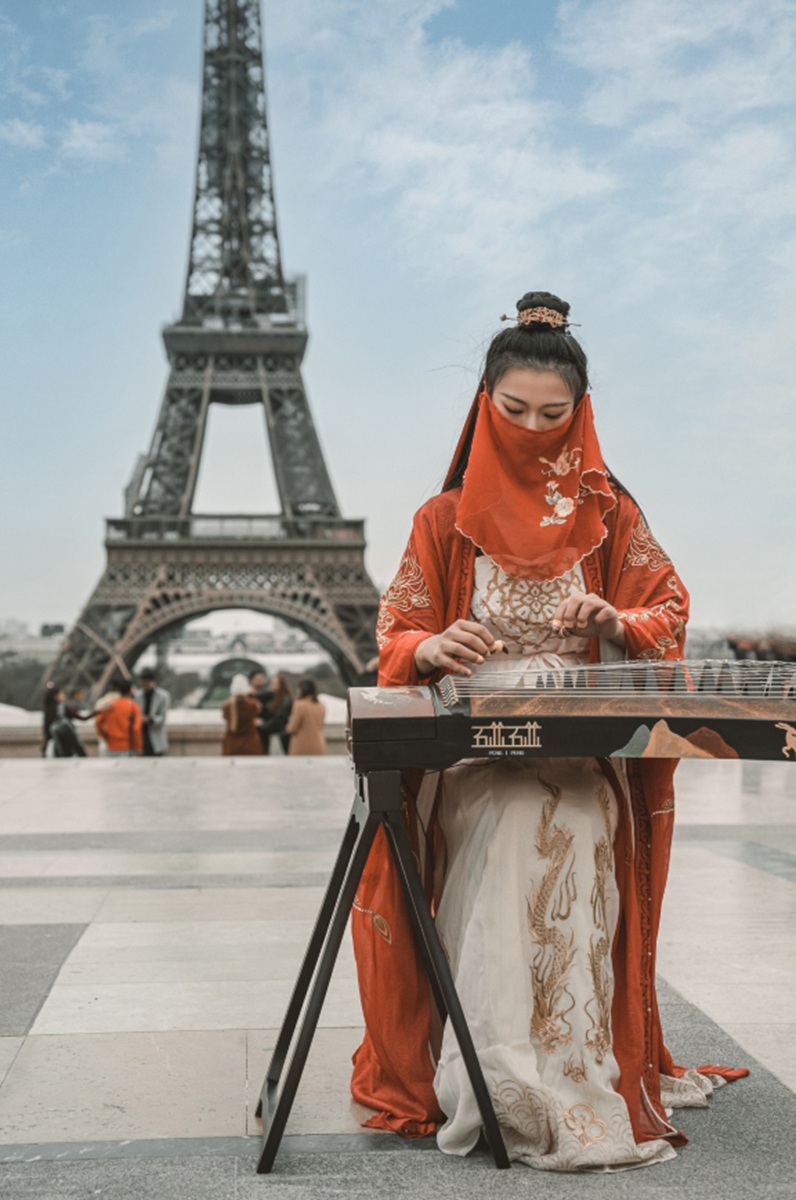 Peng Jingxuan plays the traditional Chinese instrument <em>guzheng</em> in Paris, France. Photo: Courtesy of Peng Jingxuan