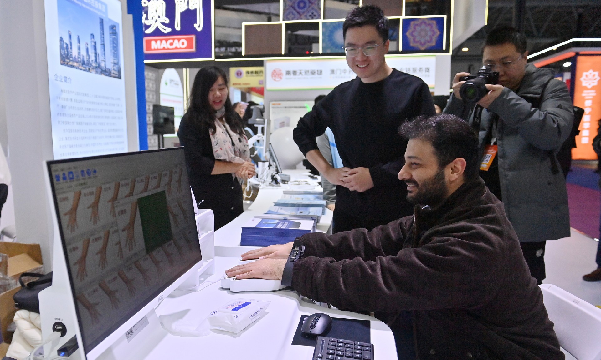 A visitor experiences an AI-powered traditional Chinese medicine tongue and pulse diagnosis device at an international pharmaceutical and health industry expo in Changchun, Northeast China's Jilin Province, on December 7, 2025. Photo: VCG