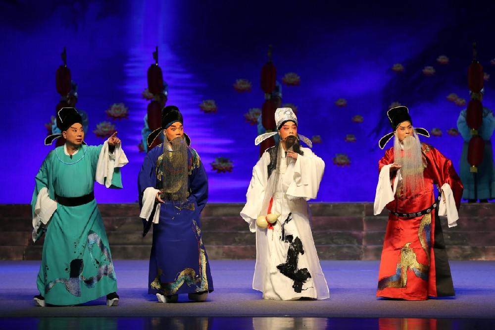 Traditional opera strikes new note in shaanxi