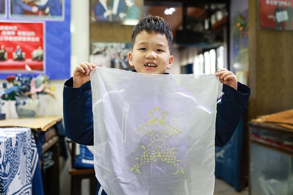 Nantong students try their hands at making blue calico