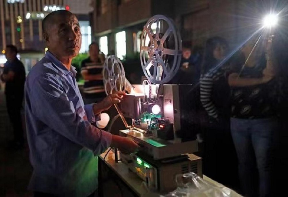 Man makes his own Cinema Paradiso, Chinese style