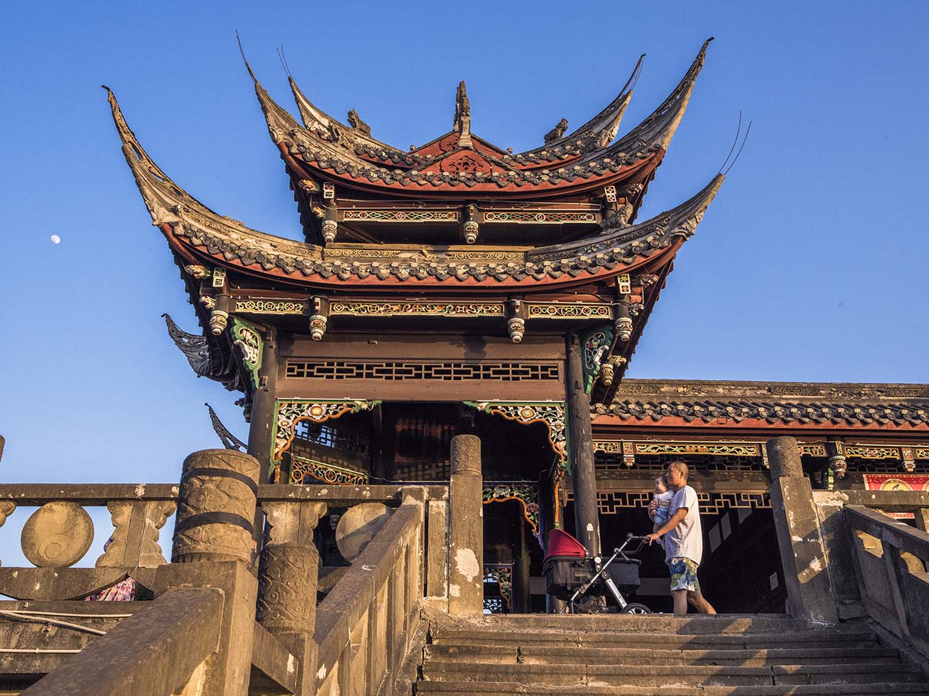 1716191257450025.jpg 4-太平桥三个上过桥人.jpg