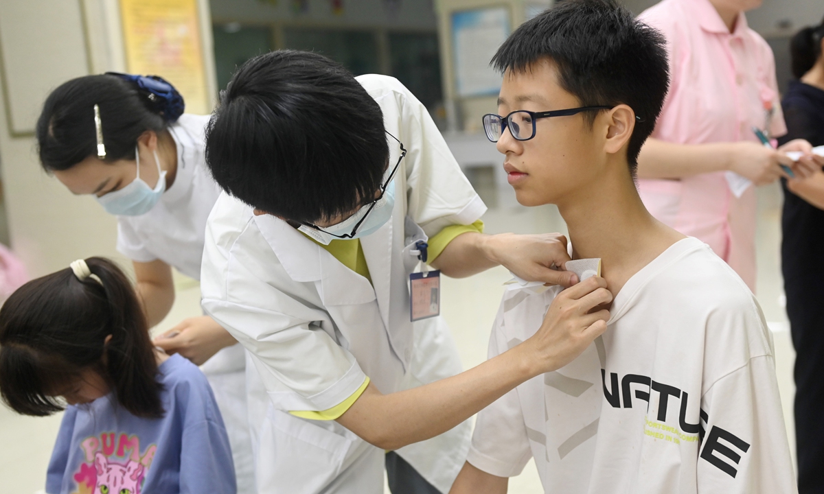 Medical staff prepare Sanfu patches with traditional Chinese medicine in Dingxi, Northwest China's Gansu Province on July 15, 2026. Medical staff apply Sanfu patches to local residents in Neijiang of Southwest China's Sichuan Province. Photos on this page: VCG 